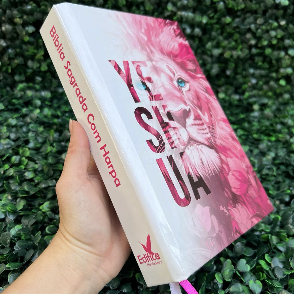 Bíblia Sagrada Feminina Leão Yeshua (Jesus) Rosa Capa Dura Com Harpa e Índice LETRA MÉDIA Versão ARC