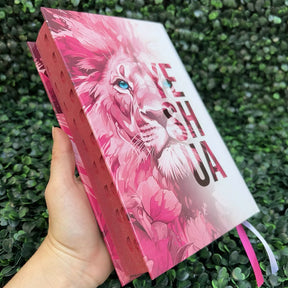 Bíblia Sagrada Feminina Leão Yeshua (Jesus) Rosa Capa Dura Com Harpa e Índice LETRA MÉDIA Versão ARC