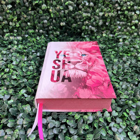 Bíblia Sagrada Feminina Leão Yeshua (Jesus) Rosa Capa Dura Com Harpa e Índice LETRA MÉDIA Versão ARC