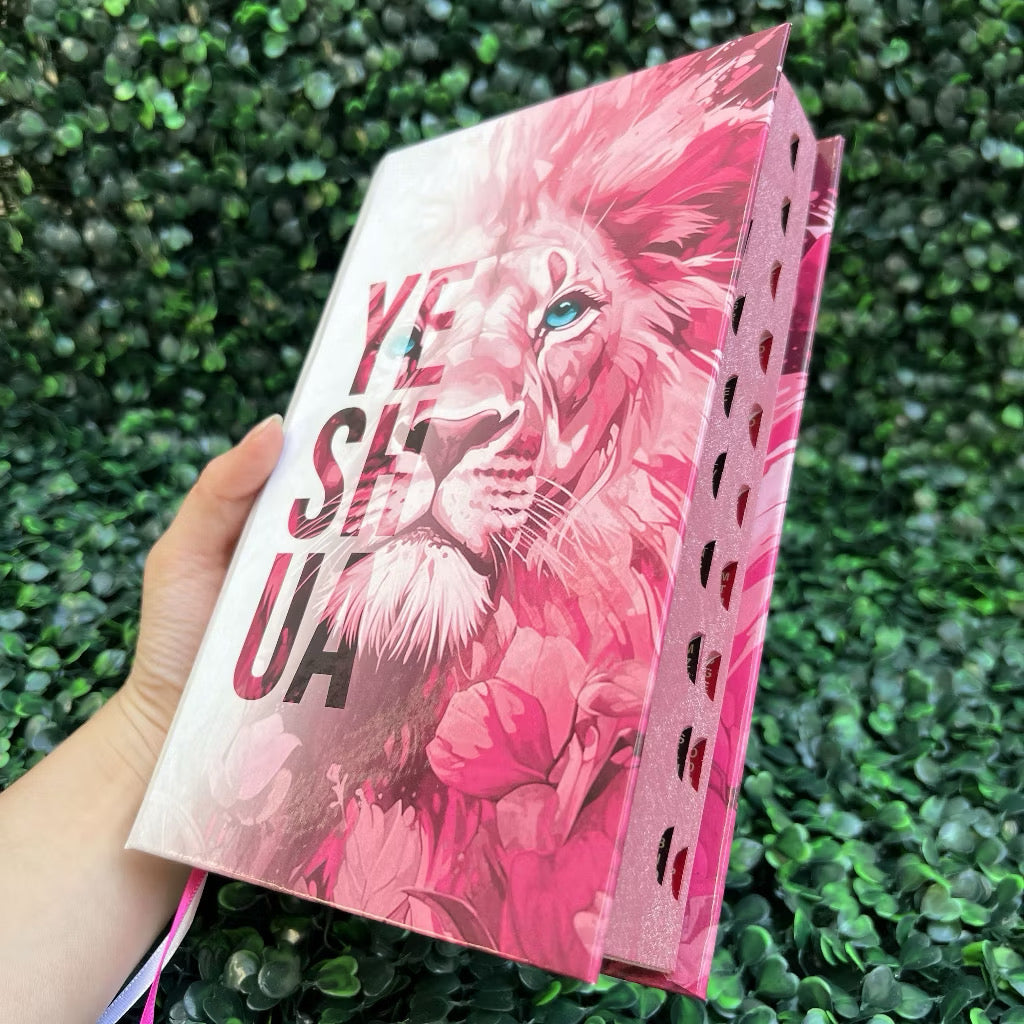 Bíblia Sagrada Feminina Leão Yeshua (Jesus) Rosa Capa Dura Com Harpa e Índice LETRA MÉDIA Versão ARC