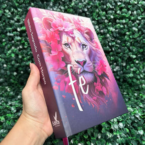 Bíblia Sagrada Evangélica Fé Rosa Leão Com Harpa e Índice Capa Dura LETRA MÉDIA Jovem Fé Versão ARC