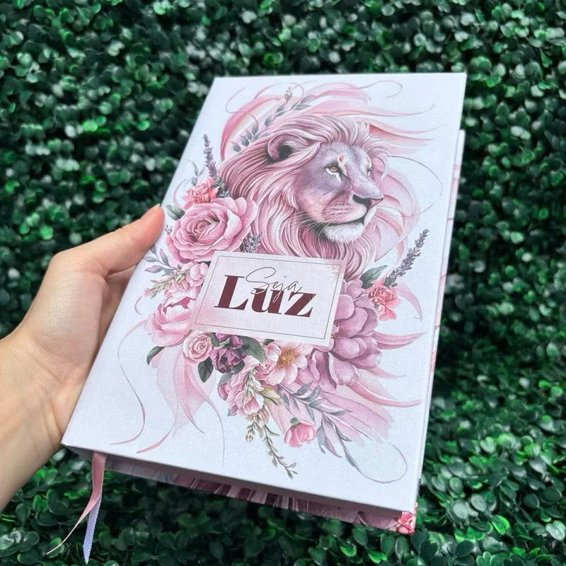 Bíblia Sagrada Feminina Rosa Seja Luz LETRA HIPER GIGANTE Evangélica Leão Com Harpa e Índice ARC