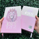 Bíblia Sagrada Leão Jesus Rei dos Reis Rosa Capa Dura Com Harpa Índice LETRA MÉDIA ARC Evangélica